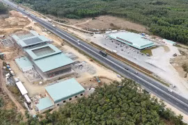 Trạm dừng nghỉ trên tuyến cao tốc Phan Thiết-Dầu Giây phía bên trái tuyến vẫn chưa thể hoàn thành. (Ảnh: PV/Vietnam+)