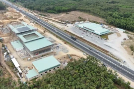 Trạm dừng nghỉ trên tuyến cao tốc Phan Thiết-Dầu Giây phía bên trái tuyến vẫn chưa thể hoàn thành. (Ảnh: PV/Vietnam+)