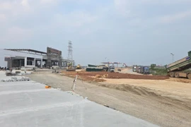 Nhà thầu thi công một trạm dừng nghỉ trên tuyến cao tốc Bắc-Nam. (Ảnh: PV/Vietnam+)