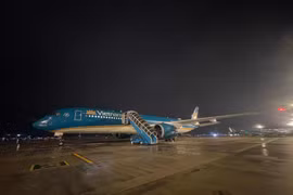Tàu bay của Vietnam Airlines để thực hiện chuyến bay chở đoàn cứu hộ Việt Nam sang Venezuela. (Ảnh: PV/Vietnam+)
