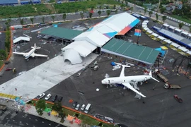 Người dân có cơ hội chiêm ngưỡng các loại máy bay từ quá khứ đến hiện tại tại Triển lãm thành tựu đất nước. (Ảnh: Quốc Khánh/Vietnam+)