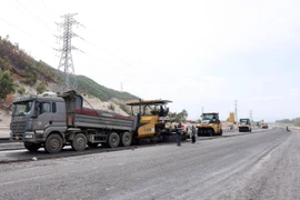 các nhà thầu trên công trường cao tốc Bắc-Nam lại tất bật dọn dẹp, tái khởi động lại các mũi thi công sau mưa lũ tại Nam Trung Bộ. (Ảnh: Việt Hùng/Vietnam+)