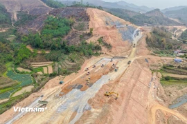 Nhà thầu thi công tại một dự án đường bộ cao tốc. (Ảnh: Việt Hùng/Vietnam+)