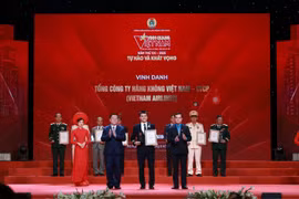 Ông Tô Ngọc Giang, Phó Tổng Giám đốc Vietnam Airlines nhận Kỷ niệm chương vinh danh tại chương trình Vinh quang Việt Nam. (Ảnh: PV/Vietnam+)