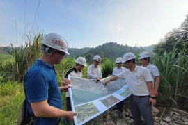 Ban điều hành dự án cùng nhà thầu thực địa tại Dự án cao tốc Chợ Mới-Bắc Kạn. (Ảnh: Việt Hùng/Vietnam+)