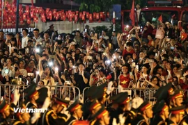 Người dân Thủ đô hân hoan chào đón các khối diễu binh, diễu hành A80