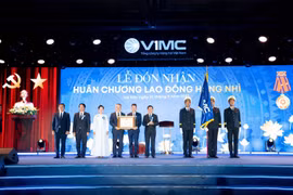 Phó Thủ tướng Chính phủ Hồ Đức Phớc trao Huân chương Lao động Hạng Nhì cho VIMC. (Ảnh: Việt Hùng/Vietnam+)