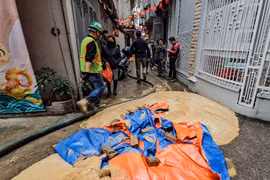 Đào hầm đường sắt đô thị Nhổn-Ga Hà Nội bị phun phụ gia lên mặt đất. (Ảnh: PV/Vietnam+)