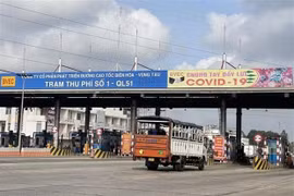 Các phương tiện lưu thông thông suốt qua trạm thu phí T1, trên Quốc lộ 51 khi tạm dừng thu phí. (Ảnh: TTXVN phát)