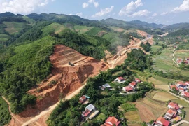Dự án cao tốc Hữu Nghị-Chi Lăng sẽ thông tuyến vào cuối năm nay. (Ảnh: PV/Vietnam+)