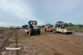 Nhà thầu thi công cao tốc Cần Thơ-Cà Mau. (Ảnh: PV/Vietnam+)