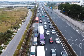 Phương tiện lưu thông vào cửa ngõ Thủ đô vào ngày cuối cùng của kỳ nghỉ Tết Nguyên đán Ất Tỵ. (Ảnh: Việt Hùng/Vietnam+)