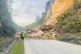 Hiện trường vụ sạt lở đất trên Quốc lộ 6 đoạn qua tỉnh Phú Thọ khiến 3 người bị vùi lấp, gây ách tắc giao thông. (Ảnh: Cục Đường bộ cung cấp)