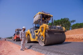 Nhà thầu là Tập đoàn Đèo Cả thi công nền đường Dự án cao tốc Quảng Ngãi-Hoài Nhơn. (Ảnh: PV/Vietnam+)