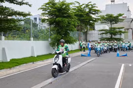 Tài xế chạy xe công nghệ được đào tạo về kiến thức và kỹ năng lái xe an toàn. (Ảnh: PV/Vietnam+)
