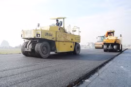 Nhà thầu thi công thảm bê tông nhựa nền đường một dự án thành phần đường bộ cao tốc Bắc-nam phía Đông. (Ảnh: Việt Hùng/Vietnam+)