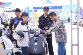 Người dân Hà Nội đang ngày càng quan tâm đến xe máy điện trong bối cảnh biến động giá nhiên liệu và thí điểm vùng phát thải thấp. (Ảnh: Xuân Dũng/Vietnam+)