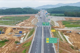 Dự án cao tốc Quảng Ngãi-Hoài Nhơn dài 88km sẵn sàng thông tuyến trước ngày 19/12. (Ảnh: PV/Vietnam+)