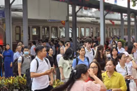 Ngành Đường sắt thực hiện điều chỉnh giảm giá vé đối với nhiều đoàn tàu khách trong dịp cao điểm hè. (Ảnh: PV/Vietnam+)