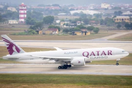 Máy bay của Hãng hàng không Qatar Airways tại Sân bay quốc tế Nội Bài. (Ảnh: Phan Công/Vietnam+)