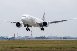 Máy bay của Hãng hàng không Emirates (Các Tiểu vương quốc Ả Rập Thống nhất-UAE) tại Sân bay quốc tế Nội Bài. (Ảnh: Phan Công/Vietnam+)