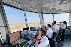 Kíp trực điều hành bay tại Đài kiểm soát không lưu Tân Sơn Nhất. (Ảnh: PV/Vietnam+) 