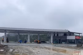 Một trạm dừng nghỉ trên tuyến cao tốc Bắc-Nam đang được đầu tư xây dựng. (Ảnh: PV/Vietnam+)