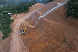Nhà thầu thi công Dự án đường Hồ Chí Minh đoạn Chợ Chu-Ngã ba Trung Sơn. (Ảnh: Khánh Hùng/Vietnam+)