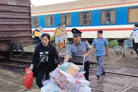 Ngành Đường sắt tổ chức chuyển tải hành khách bằng đường bộ từ ga Tuy Hoà đến ga Giã và ngược lại. (Ảnh: VNR cung cấp)