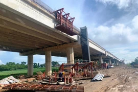 Nhà thầu thi công một hạng mục cầu cạn trên tuyến cao tốc Bắc-Nam phía Đông. (Ảnh: Việt Hùng/Vietnam+)