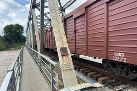 Đường sắt lại điều tàu hàng nặng trăm tấn gia tải cầu vì nước lũ chảy xiết tại Lâm Đồng. (Ảnh: VNR cung cấp)