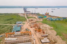 Bảy cây cầu vượt bắc qua sông Hồng đang được đầu tư, xây dựng sẽ góp phần giảm tải giao thông nội đô và các cầu hiện hữu. (Ảnh: Việt Hùng/Vietnam+)