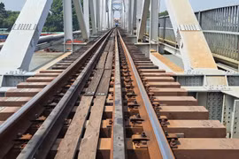 Hiện trường sà lan va phải cầu Ghềnh tại tỉnh Đồng Nai. (Ảnh: VNR cung cấp)