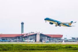 Dự kiến sản lượng hành khách, tàu bay cất hạ cánh tiếp tục duy trì ở mức cao trong giai đoạn cao điểm Hè 2026. (Ảnh: PV/Vietnam+)
