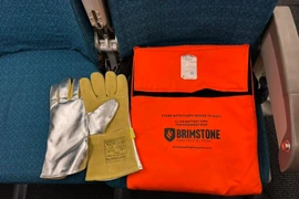 Vietnam Airlines trang bị các dụng cụ chuyên dụng để ứng phó nếu xảy ra sự cố liên quan đến pin Lithium. (Ảnh: PV/Vietnam+)