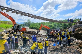 Công nhân, người lao động Tổng công ty Đường sắt Việt Nam nỗ lực khắc phục sự cố hạ tầng do tác động của mưa lũ. (Ảnh: VNR cung cấp)