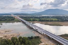 Một dự án cầu đường bộ trên tuyến cao tốc Bắc-Nam phía Đông. (Ảnh: PV/Vietnam+)