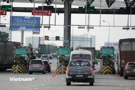 Phương tiện lưu thông qua một trạm thu phí điện tử không dừng. (Ảnh: Việt Hùng/Vietnam+)