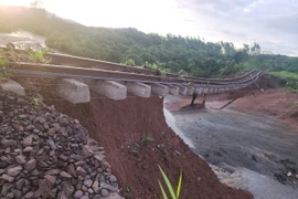 Đường ray tại khu gian Phước Lãnh-Vân Canh "treo lơ lửng" do bão số 13 làm xói nền đường. (Ảnh: VNR cung cấp)