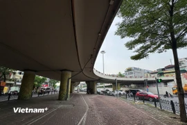 Hà Nội đã không tổ chức trông xe dưới gầm cầu Chương Dương sau vụ cháy nghiêm trọng tại gầm cầu Vĩnh Tuy. (Ảnh: Khánh Hùng/Vietnam+)