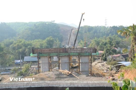 Nhà thầu thi công cầu Khuổi Quận bắc qua sông Cầu trên tuyến cao tốc Chợ Mới-Bắc Kạn. (Ảnh: Việt Hùng/Vietnam+)