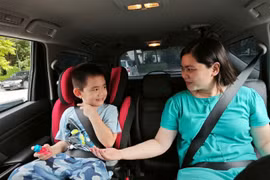 Giá một thiết bị ghế an toàn cho trẻ em đạt chuẩn dao động từ 1,5-2 triệu đồng. (Ảnh: PV/Vietnam+)