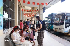 Cảnh tượng Bến xe Mỹ Đình vắng vẻ hành khách đi lại trong ngày đầu của kỳ nghỉ Lễ Quốc khánh 2/9. (Ảnh: Việt Hùng/Vietnam+)