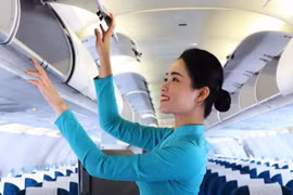 Tiếp viên Nguyễn Thị Thanh Huyền của Hãng hàng không Vietnam Airlines lần đầu đón Tết xa nhà. (Ảnh: PV/Vietnam+)