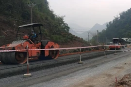 Nhà thầu thi công một tuyến đường quốc lộ tại khu vực miền núi phía Bắc. (Ảnh: Việt Hùng/Vietnam+)