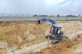 Nhà thầu khắc phục một vị trí taluy bị xói lở do mưa lớn trên tuyến cao tốc Vĩnh Hảo-Phan Thiết. (Ảnh: PV/Vietnam+)