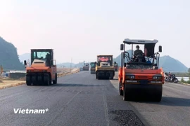 Nhà thầu thi công thảm nhựa mặt đường một dự án thành phần cao tốc. (Ảnh: Việt Hùng/Vietnam+)