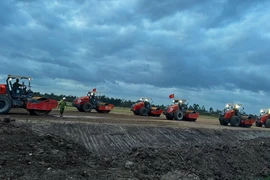 Các nhà thầu huy động máy móc thi công nền đường tại Dự án thành phần cao tốc đoạn Hậu Giang-Cà Mau. (Ảnh: Việt Hùng/Vietnam+)
