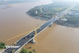Dự án cầu Phong Châu mới bắc qua sông Hồng trên Quốc lộ 32C tại tỉnh Phú Thọ, sẽ được thông xe vào ngày 28/9, vượt tiến độ 3 tháng so với hợp đồng. (Ảnh: Việt Hùng/Vietnam+)