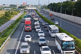 Quy định tiêu thụ nhiên liệu sẽ tạo lợi thế cạnh tranh cho các dòng xe điện, xe hybrid điện, xe sử dụng nhiên liệu thay thế vốn có mức tiêu hao thấp. (Ảnh: Việt Hùng/Vietnam+)